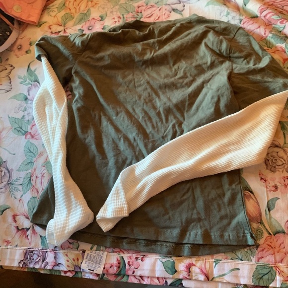 Kids Green Long Sleeve Shirt with White Sleeves Size Small - Picture 16 of 16